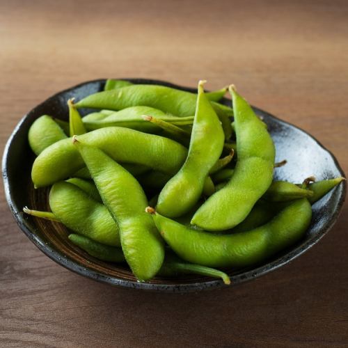 Salt-boiled green soybeans