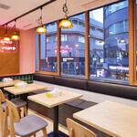 白を基調とした明るくモダンな店内は、従来の麻辣湯店のイメージを覆す清潔感。木のぬくもりを感じるカフェのような内装で、女性お一人様でも気兼ねなくランチを楽しめます。窓際のカウンター席は外光が心地よく、スマホを見ながら自分だけの贅沢な「痺辛タイム」を過ごすのにぴったりの落ち着いた雰囲気です。