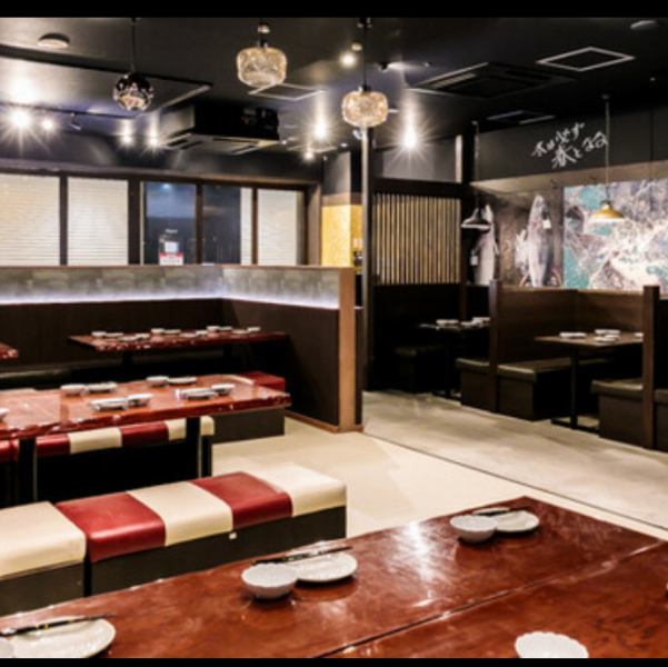 最大150名様まで貸切でご利用いただける広々とした空間です。お店全体を貸切ることで、大人数での一体感のある宴会が実現します。コース料理と組み合わせてご利用いただくことで、幹事様もゆったりとお過ごしいただけます。貸切をご希望の方は、お気軽にご相談ください。大規模な会合や企業のご宴会に最適です。