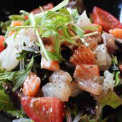 さかまるの海鮮サラダ/ポテトサラダいくら添え/フレッシュトマトとモッツァレラチーズのカプレーゼ