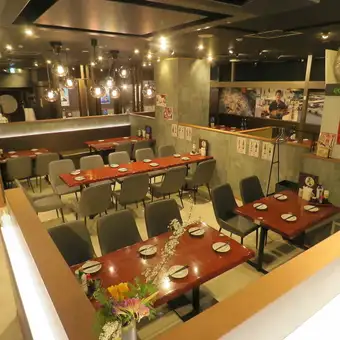 店内中央席です。広々空間に周辺をしっかりと153ｃｍ高さで仕切っております。とても居心地がよくご利用いただけます。また、仕切りを外して隣接のお席と併用してさらに大人数貸切可能です。