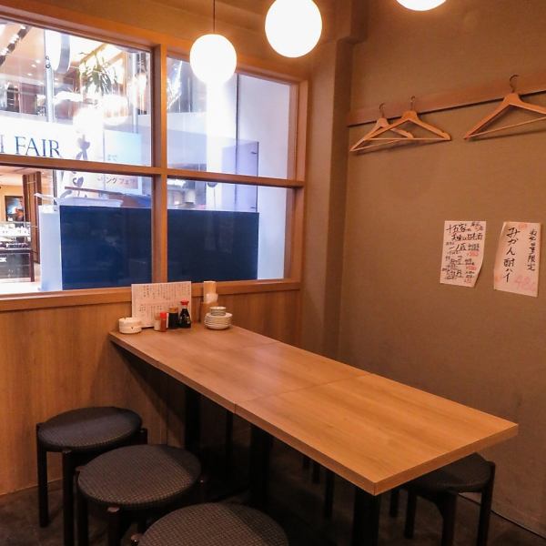 In addition to the counter, table seats for 2/4 people / 6 people are also available.We support drinking with colleagues on the way home from work and drinking with members who gathered early at the 0th party.