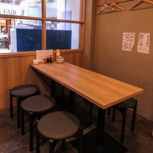 The table seats that can be used by 6 people are ideal for drinking parties with colleagues and friends ◎ Other tables for 2 people / 4 people are also available!