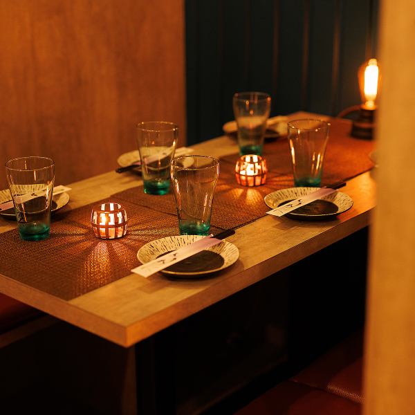 当店は個室もご用意しており、ネオンの輝きが漂う中、プライベートな空間で特別なひとときをお過ごしください。広々とした空間で、友人や大切な人との食事や会話がより一層楽しいものになります。お好みのお酒や料理をゆったりと楽しむことができ、ネオンの輝きが空間に幻想的な雰囲気を醸し出します。