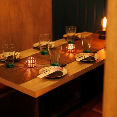 <p>当店は個室もご用意しており、ネオンの輝きが漂う中、プライベートな空間で特別なひとときをお過ごしください。広々とした空間で、友人や大切な人との食事や会話がより一層楽しいものになります。お好みのお酒や料理をゆったりと楽しむことができ、ネオンの輝きが空間に幻想的な雰囲気を醸し出します。</p>