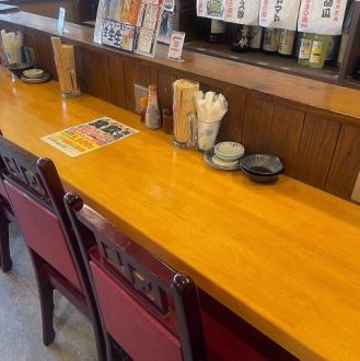 さまざまなシーンに対応した多彩なテーブル席をご用意しております。白を基調とした明るい店内は、テーブル席とカウンター席があり、大人数からお一人様まで幅広く対応可能です。