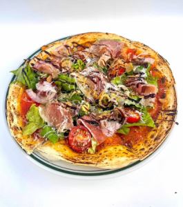 Ham and mozzarella salad pizza