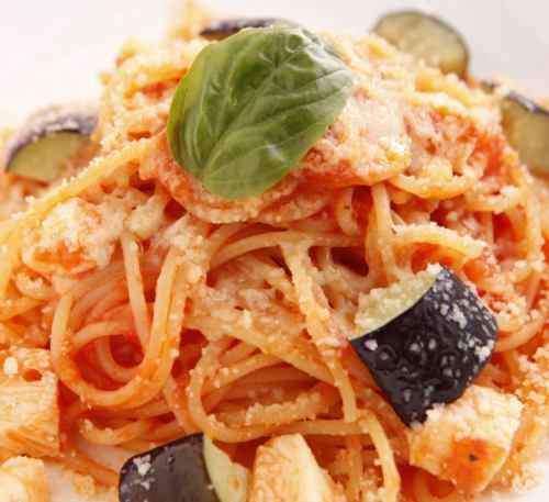 【◆大人気！◆】全国を周ってシェフ自ら厳選した生パスタを使用！エビとルッコラのトマトクリームソース