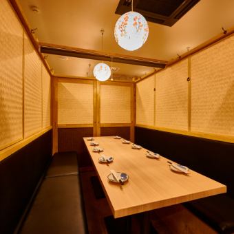 【個室】団体様向けまったりとお話するのもワイワイ盛り上がるのも使い方はお客様次第！おしゃれな店内となっておりますので周りを気にせずお楽しみいただけます！お席のご要望などございましたらお気軽にお電話でお問い合わせくださいませ！（池袋/個室/居酒屋/串焼き/焼き鳥/地鶏/飲み放題/宴会/女子会/接待/喫煙可)