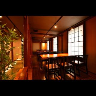 【테이블 석】 일본의 정취있는 테이블 석은 18 명의 중소 연회에 이용하실 수 있습니다.