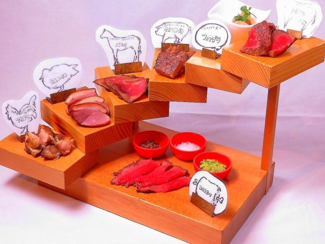 名物 【お肉の階段】 色んなお肉をちょっとずつ全部味わえる！