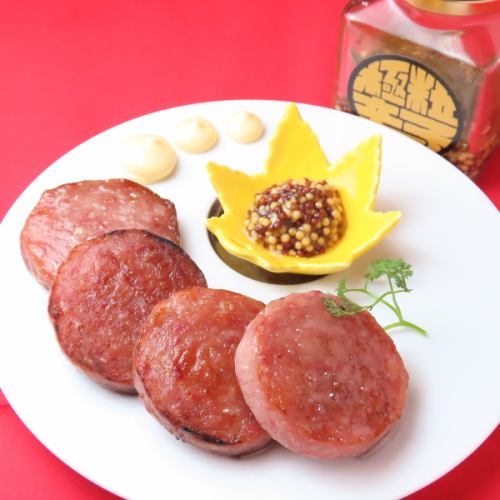 Grilled Unzen ham served with extra-grain mustard