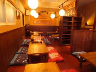 ２階のお座敷席は２名様から２８名様まで！お座敷スペースの貸切などの対応もしておりますので、会社宴会はもちろん、様々な宴会で活用できます！まずは気軽にお問合せ下さい♪