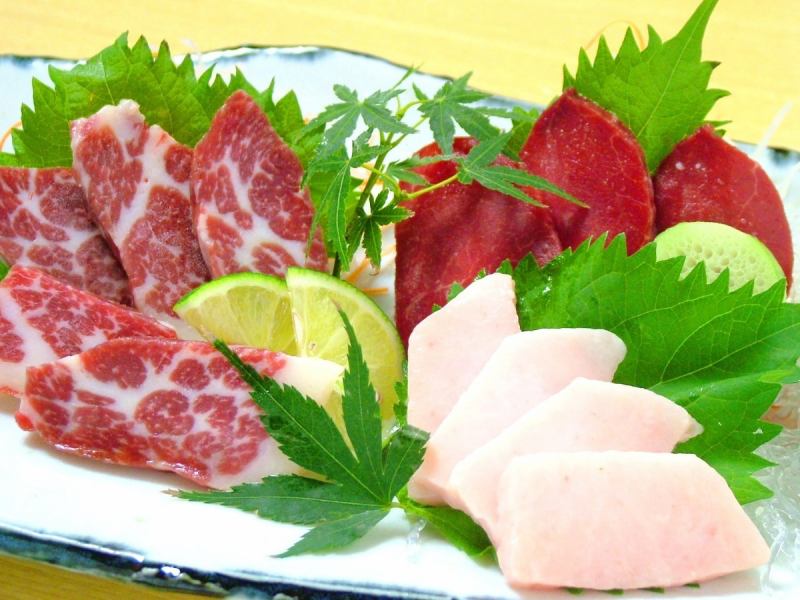 生肉好きは必食！馬刺し各種