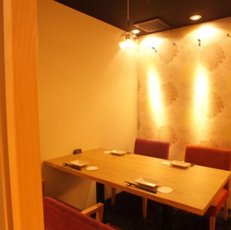 We also have private rooms for small groups that are perfect for dates, girls' gatherings, and meals with friends.The popular table-type private room can accommodate up to 4 people.Enjoy your meal without worrying about your surroundings! Other private rooms can accommodate up to 36 people! Please use this for drinking parties, banquets, and entertainment in Yaesu.