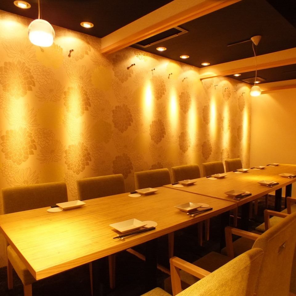 [Near the station] Enjoy special dishes in a relaxing Japanese-style seafood dining room.