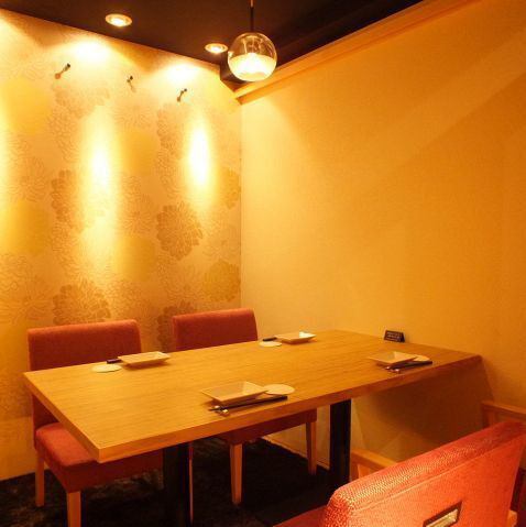 【デート・女子会にも】少人数の宴会やデートにも最適な個室・半個室空間をご用意。テーブル席・掘りごたつ席は、ご接待やご会食などの外せないシーンにも最適です。落ち着いた雰囲気の個室でゆったりとお過ごしください。