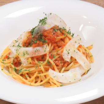 Tomato sauce spaghetti with mozzarella, basil and pancetta