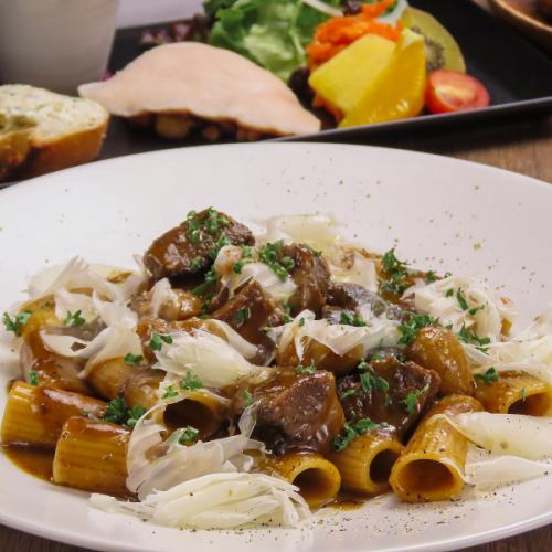- specialite pasta Lunch - 쇠고기 육류 레드 와인 조림