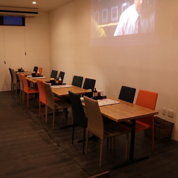 An 80-inch projector is installed in the store.At various sporting events with a large number of people, wedding after-parties, and various banquets and parties, you can project the memories of the main character on the screen and enjoy it with everyone.It is also possible to use it for various other events, so please feel free to contact us.