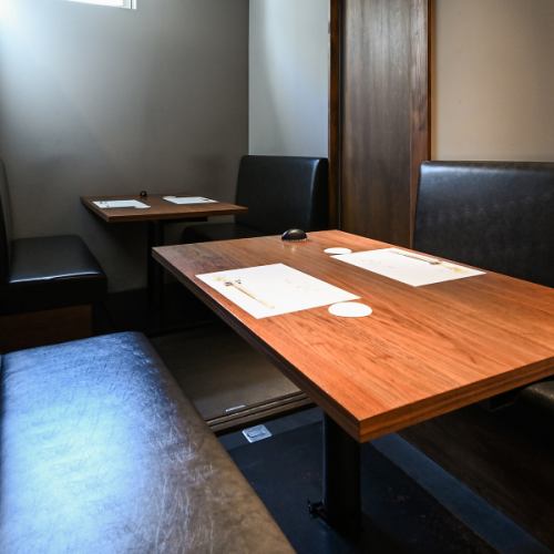 <p>接待やデートにおすすめの個室は2つご用意がございます。落ち着いた空間で、老若男女問わず、ゆったりとくつろぎながら極上の本格江戸前寿司を味わえます。出町柳駅より徒歩5分(出町柳駅から552m)の好アクセスの立地も魅力です!</p>