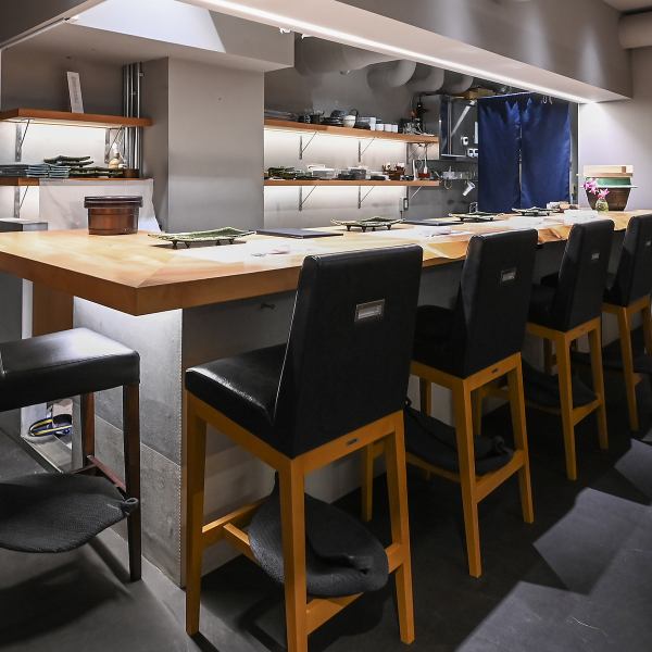 店内中央に構えるカウンター席は、職人の緻密な下処理から握りの一瞬一瞬までをライブ感覚で楽しめる特等席です。お客様を惹きつける熟練の技が、本格江戸前寿司の魅力をさらに高めます。旬な海鮮の食感と味わいを、出来立ての最高な状態で。