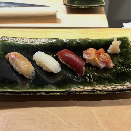 ＜ランチ＞おまかせコース5500円◇こだわりが光る鮨8貫に巻物1本。お昼からカジュアルに愉しむ