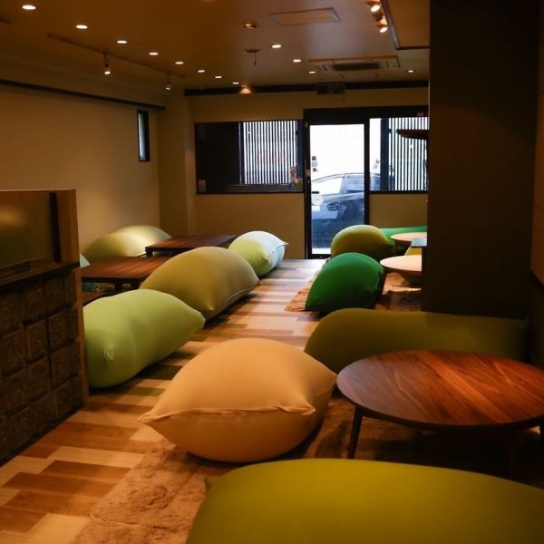 ≪ふらっと入れて寛げる、新感覚居酒屋≫全席yogibo完備の空間で、快適すぎるソファに身を委ねれば、思わず動けなくなる心地よさ♪温かみのある照明が優しく包み込み、リラックスしたひとときを楽しめます。友人や大切な人と、ゆったりとした時間を過ごすのに最適な場所。心地よい空間で、癒しの時間を体験してください★