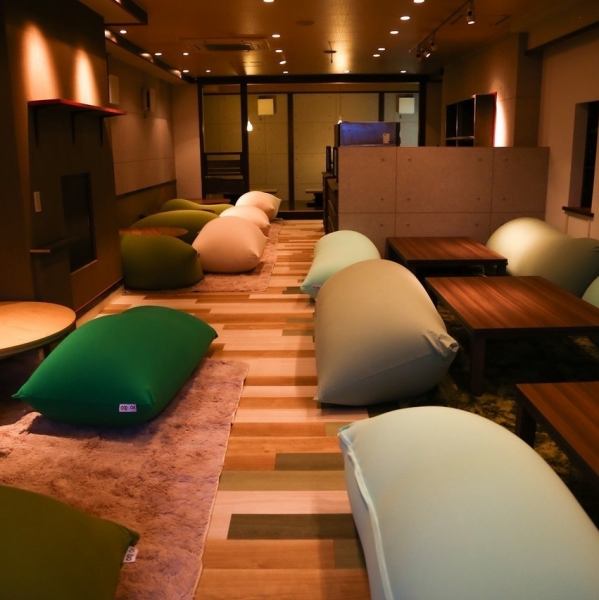 ≪友人同士の飲み会や打ち上げに！≫仕切りのないフラットな店内は、友人同士の飲み会や忘新年会や歓送迎会などの各種宴会での利用にも最適！豊富な飲み放題付きコースと仕切りの無い開放的な店内で詩風の時間を演出いたします♪全席yogiboのリラックスした雰囲気で、こころ安らぐくつろぎの時間をお過ごしください★