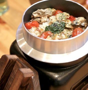 お米の美味しさと素材の旨味が際立つ”名物釜めし”