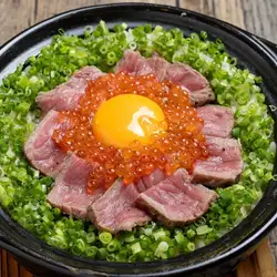 陶罐煮飯配肉和鮭魚籽（一人份）