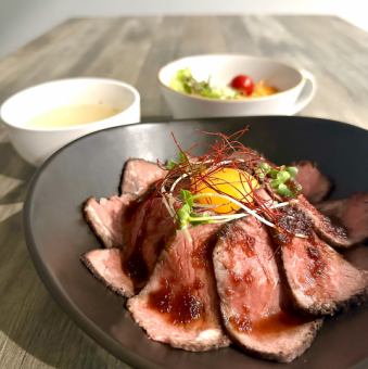 [Full of delicious red meat flavor] Roast beef bowl made with Japanese black beef (soup and salad included)