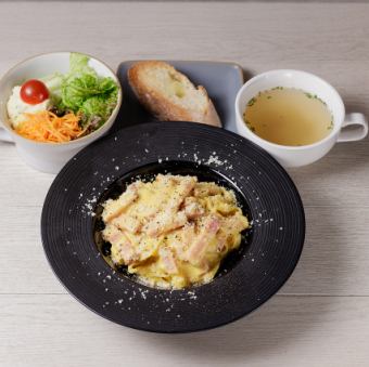 [Super authentic] Carbonara (with salad, soup and baguette)