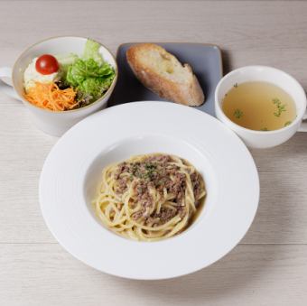 Meat-filled pasta with meat sauce (with salad, soup and baguette)