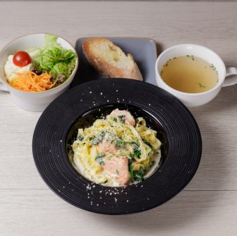 Spinach and salmon cream pasta (with salad, soup and baguette)