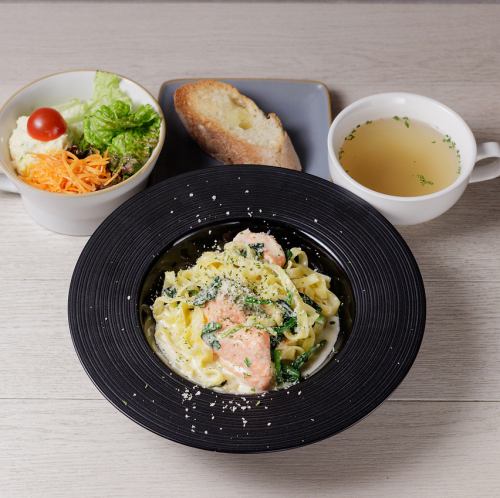 ほうれん草とサーモンのクリームパスタ（サラダ＆スープ＆バケット付）