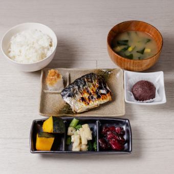 Grilled mackerel set meal (with miso soup, side dish and dessert)