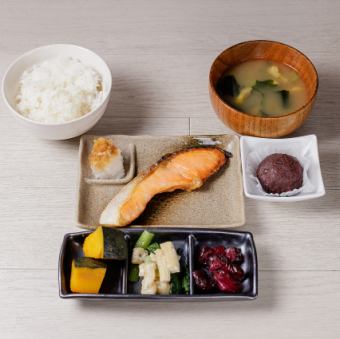 Grilled salmon set meal (with miso soup, side dish and dessert)