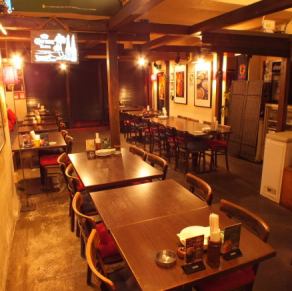 【B1　テーブル席】11：30～15：00はランチ営業もやってます！広々としたお席でゆったりどうぞ♪900円(税込)で、ライス、スープ食べ放題！ウーロン茶、ジャスミン茶、コーン茶も飲み放題です！ランチタイム、時間外のパーティー・宴会も応相談！お気軽にお問い合わせください！