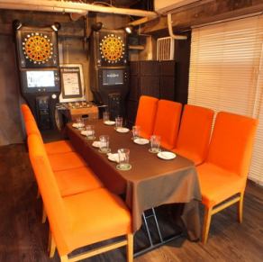 【2F　ソファー席他】受動喫煙防止条例により、２F席は、喫煙可、飲食可のスペースになりました(ランチタイムに限りドリンクのみ可とさせて頂きます)。4人掛けテーブルが４つですので、お早めにご予約下さい！お席の状況でのご案内となりますが、ダーツ１台も使用可能です。10名様ぐらいの貸し切り宴会も応相談にて！