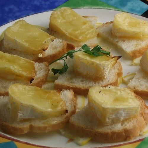 Baked camembert with honey sauce