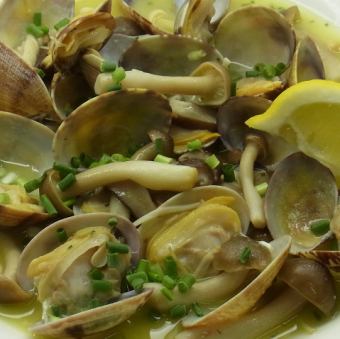 Steamed clams and mushrooms in wine