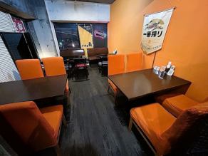 【2F　ソファー席他】受動喫煙防止条例により、２F席は、喫煙可、飲食可のスペースになりました(ランチタイムに限りドリンクのみ可とさせて頂きます)。4人掛けテーブルが４つですので、お早めにご予約下さい！お席の状況でのご案内となりますが、ダーツ１台も使用可能です。10名様ぐらいの貸し切り宴会も応相談にて！