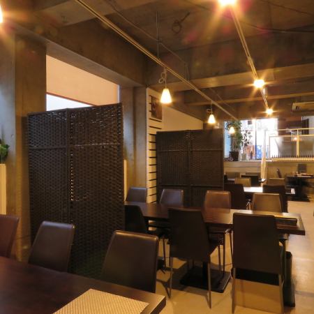 The table seats inside the store can be relaxed without worrying about surroundings because they are separated by partitions.The layout can be changed according to the number of people.Please feel free to contact us.