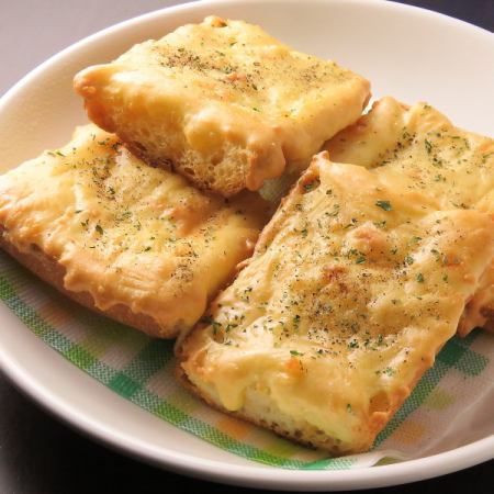 Baked baguette cheese sauce