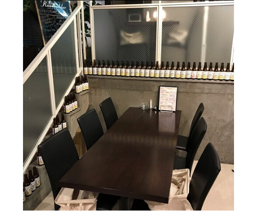 These seats are easy to use for solo diners or for occasions such as dates and anniversaries.