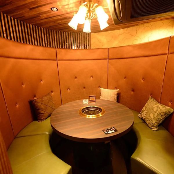 The most popular is the private room with a round table.This is a restaurant where you can enjoy Yakiniku in a completely private room♪There is only one sofa seat in the store, so if you would like one, please get it early!We can accommodate up to 4 to 5 people!Can be used for entertainment, etc. Many!