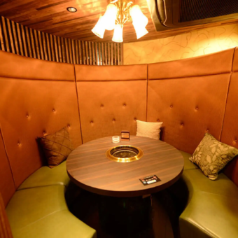 A round table and a high-backed sofa were set up.The semi-private room is surrounded by surroundings, so you can relax without worrying about your surroundings.There is only one seat in the store, so if you are interested, please make a reservation as soon as possible.