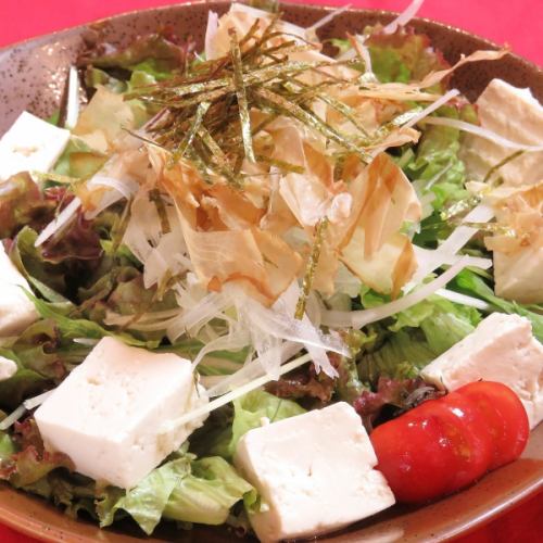 日式沙拉配豆腐和鲣鱼片