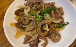 まぐろホルモン炒め(希少部位のため、1日限定3台)